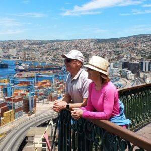 Turistas disfrutando vista panorámica del puerto de Valparaíso durante tour privado desde Santiago Chile