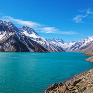 Embalse El Yeso con aguas turquesas y la Cordillera de los Andes en el Cajón del Maipo, Chile.