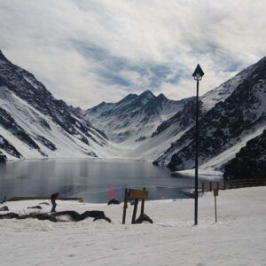 Laguna del Inca y Hotel Portillo en la Cordillera de los Andes durante un tour privado desde Santiago, Chile.