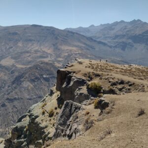 Mirador de Cóndores en Cajón del Maipo, Chile, vista panorámica de montañas y valle.