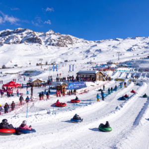 Parque Farellones cubierto de nieve en la Cordillera de los Andes durante un tour privado desde Santiago.