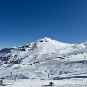 Parque Farellones en invierno con actividades en la nieve cerca de Santiago de Chile