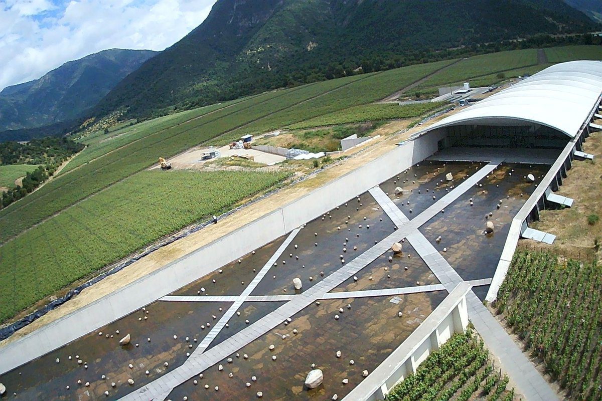 Viña Vik Chile en Valle de Cachapoal con arquitectura moderna y viñedos de lujo