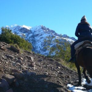 Cabalgata en Cajón del Maipo con vista a la cordillera de los Andes en Chile