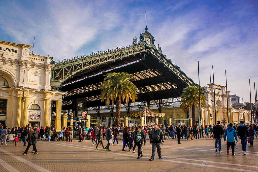 Estación Central de Santiago de Chile, histórico edificio ferroviario diseñado con estructura metálica francesa.