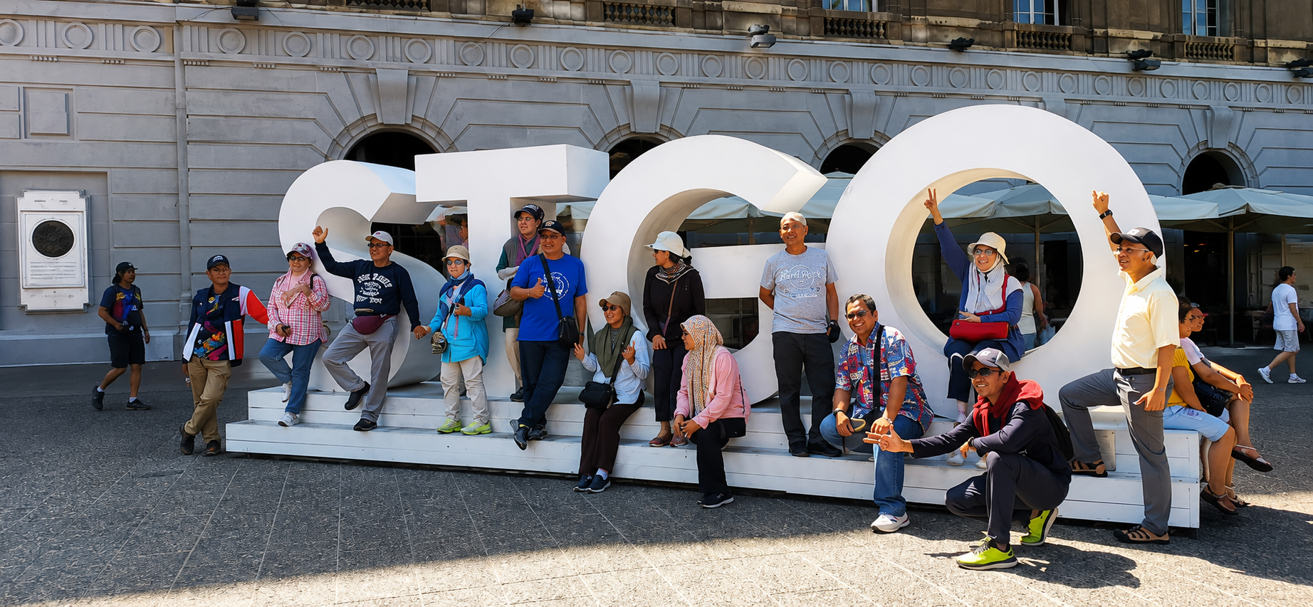 Turistas en las letras STGO de la Plaza de Armas durante un City Tour por Santiago de Chile.