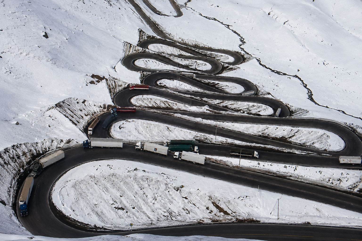 Curvas de Los Caracoles en el Paso Los Libertadores durante el traslado privado entre Mendoza y Santiago de Chile.