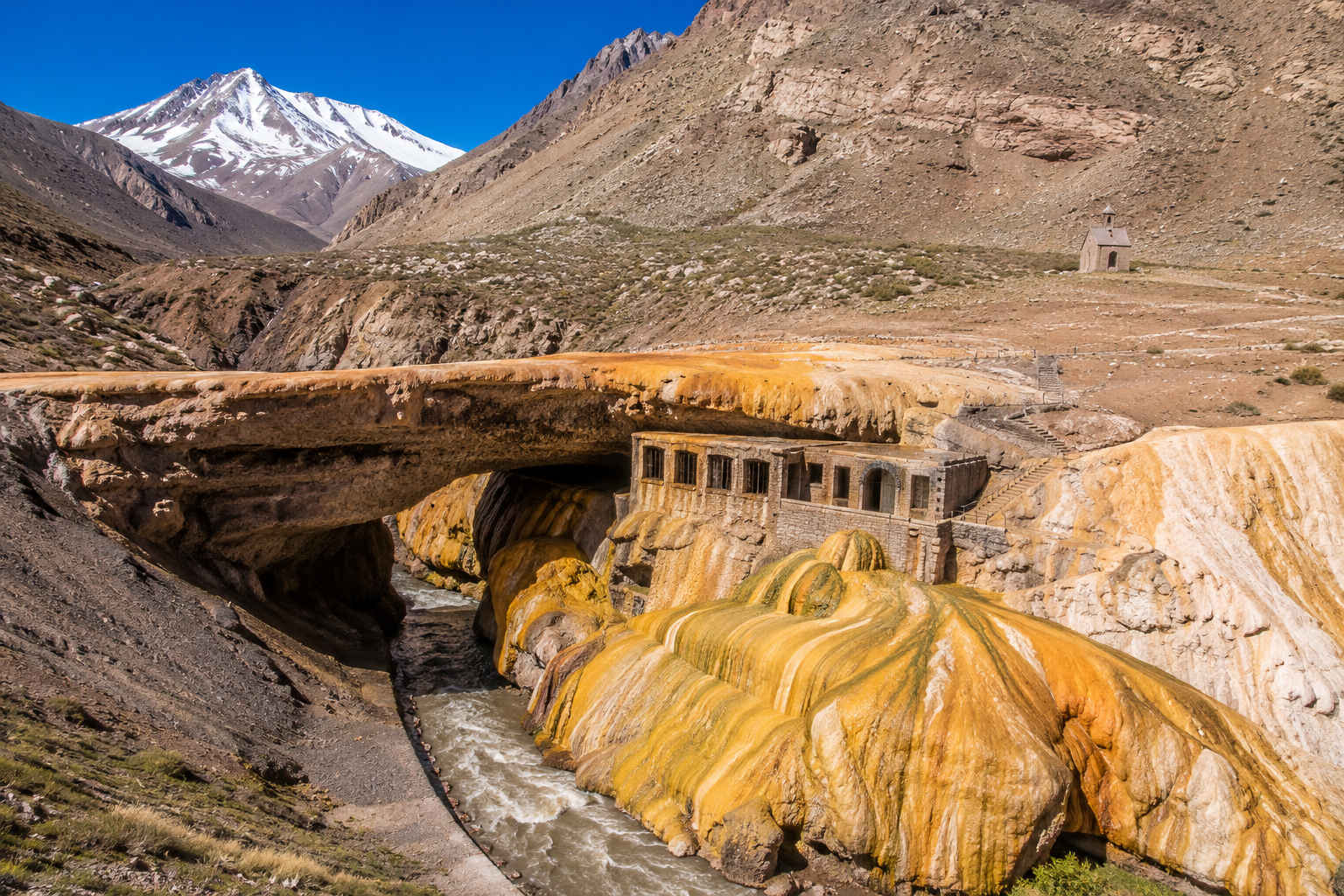Puente del Inca en Mendoza, Argentina, durante el Transfer Privado entre Santiago de Chile y Mendoza.