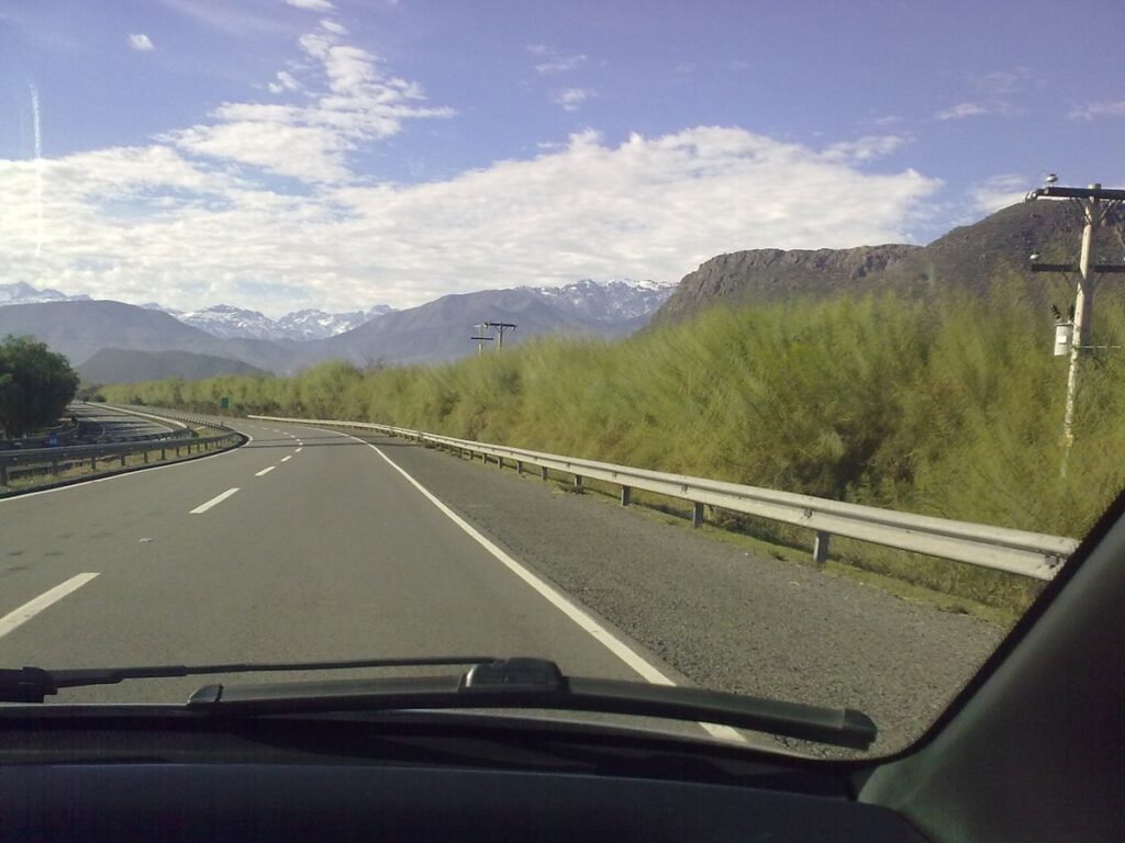 Ruta General San Martín rumbo a la Cordillera de los Andes durante el viaje desde Santiago hacia Laguna del Inca y Portillo.