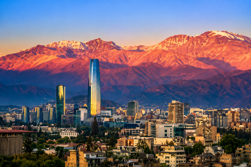 Vista panorámica de Santiago de Chile con la Cordillera de los Andes durante un City Tour para pasajeros en tránsito.