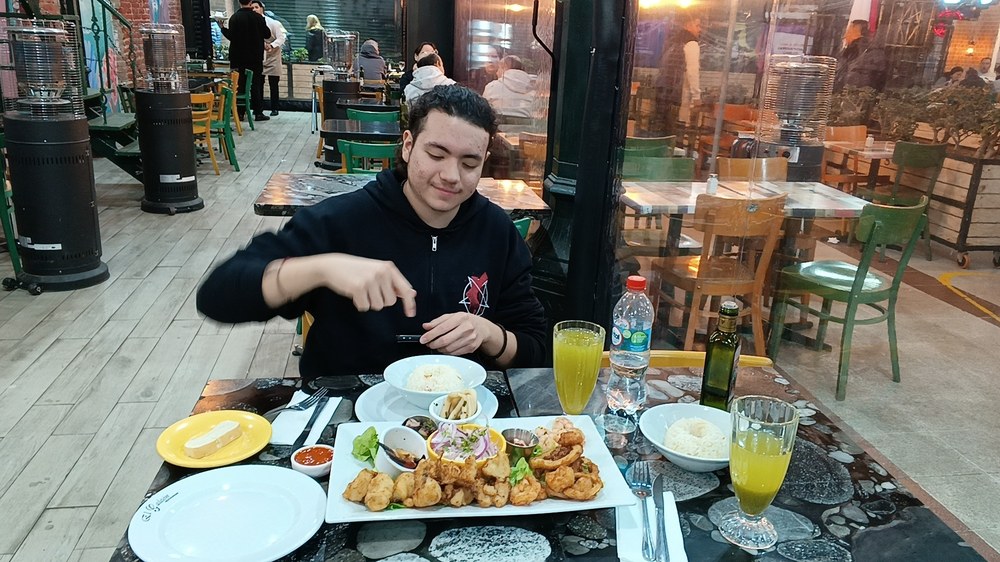 Almuerzo de pescados y mariscos en el Restaurante El Galeón del Mercado Central de Santiago durante nuestro City Tour Santiago.