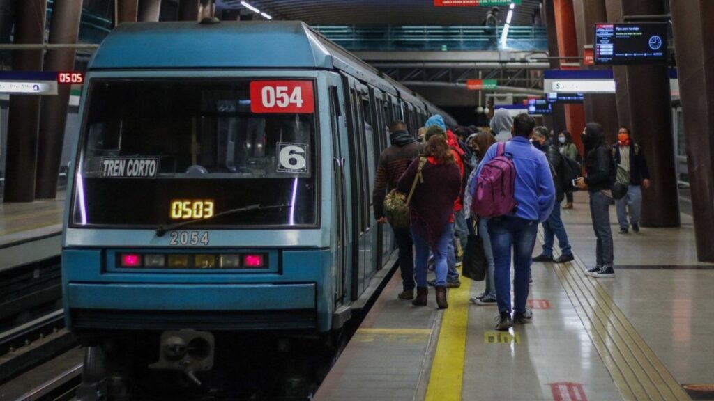 Tren del Metro de Santiago en la estación Cal y Canto durante el recorrido de nuestro City Tour Santiago.