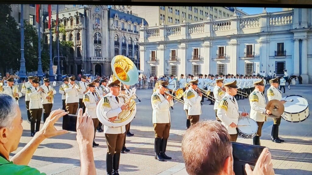 Cambio de Guardia en el Palacio de La Moneda durante nuestro City Tour Santiago de Chile.