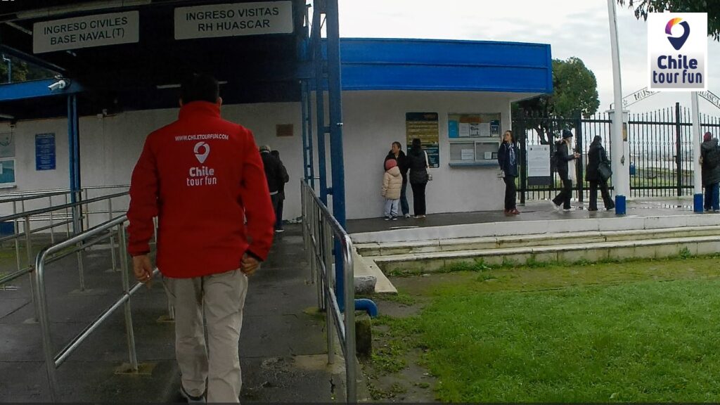 Ingreso de visitantes al Monitor Huáscar en la Base Naval de Talcahuano
