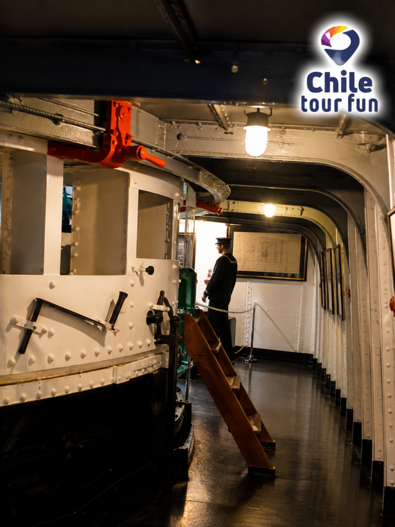 Interior del Monitor Huáscar durante la visita al museo naval en Talcahuano
