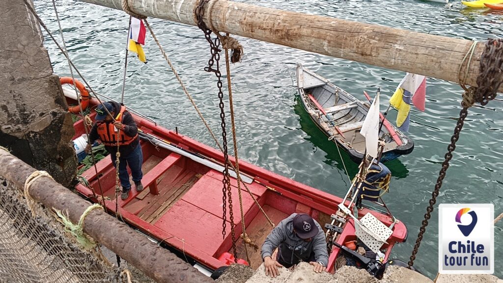 Turistas embarcando en un bote en Zapallar para visitar la Isla de los Pingüinos de Cachagua