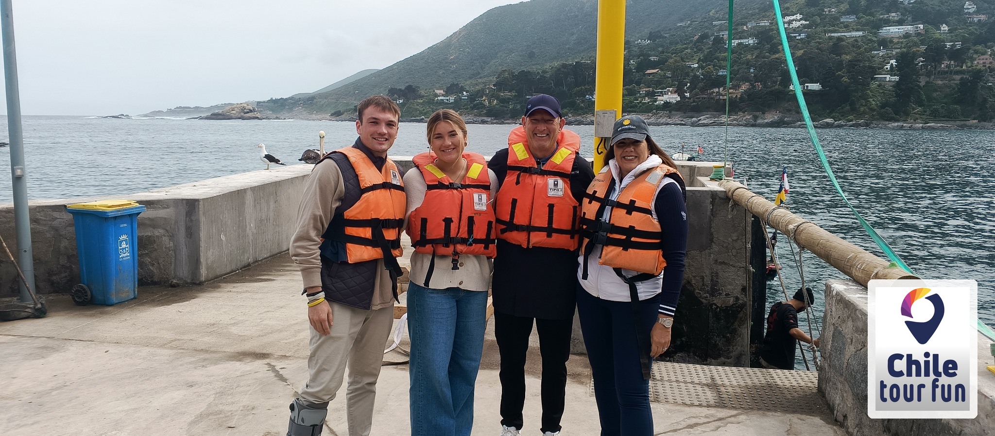Turistas en el muelle de Zapallar antes de visitar la Isla de los Pingüinos de Cachagua