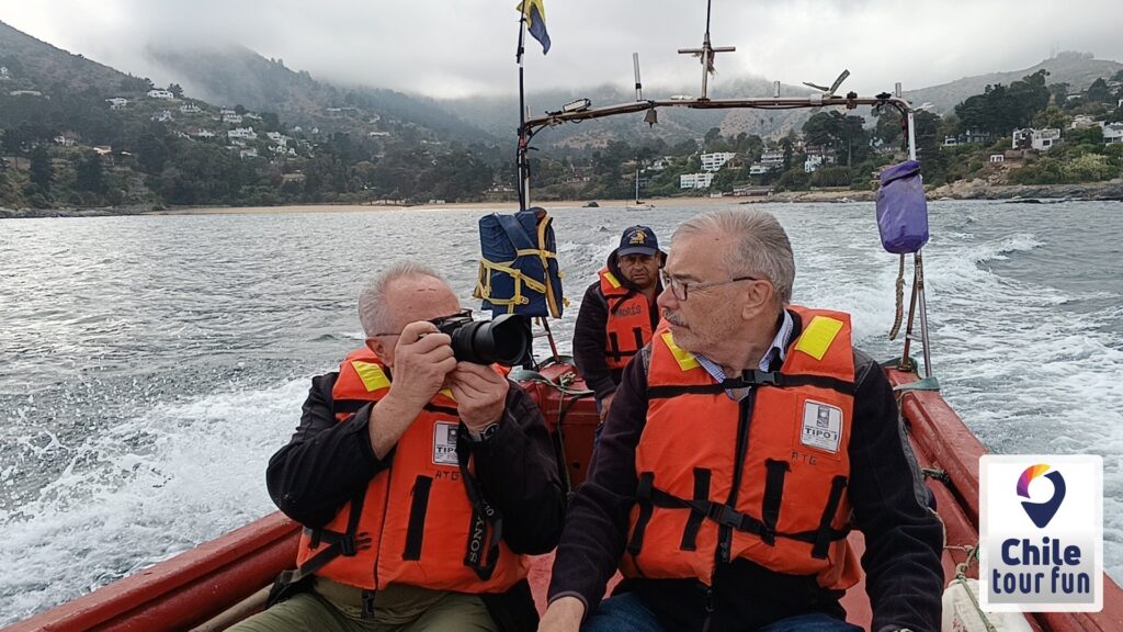 Turistas navegando desde Zapallar hacia la Isla de los Pingüinos de Cachagua