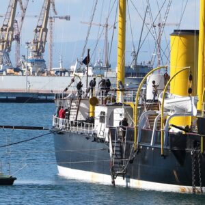 Monitor Huáscar en Talcahuano Chile con visitantes realizando tour histórico naval