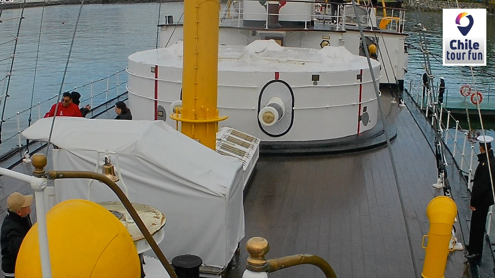 Cubierta del Monitor Huáscar y cañón naval durante visita en Talcahuano