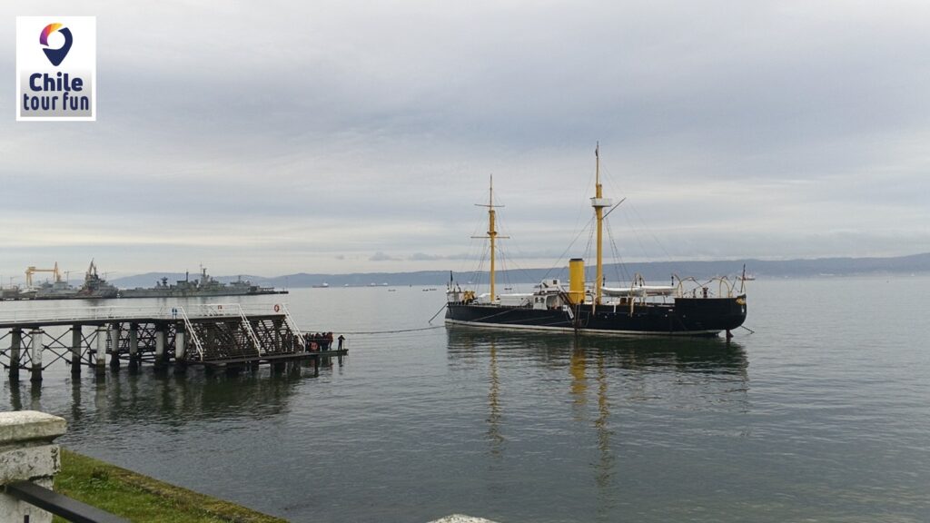 Monitor Huáscar en Talcahuano visto desde el muelle