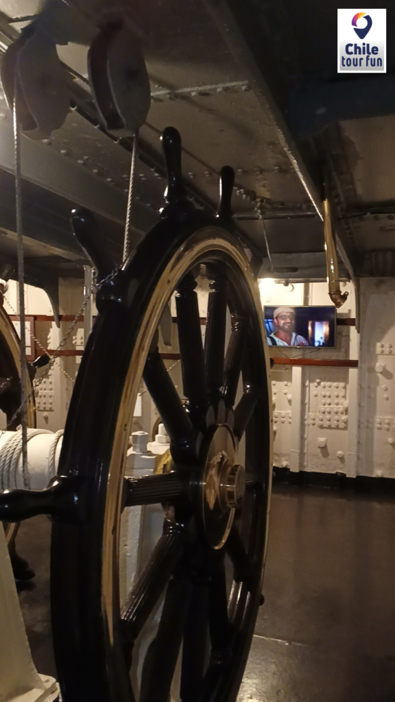 Timón del Monitor Huáscar durante la visita al museo naval en Talcahuano