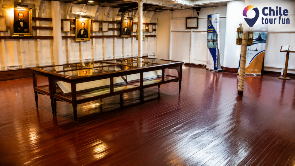 Interior del Oratorio del Monitor Huáscar, un espacio histórico conservado a bordo del buque museo en Talcahuano.