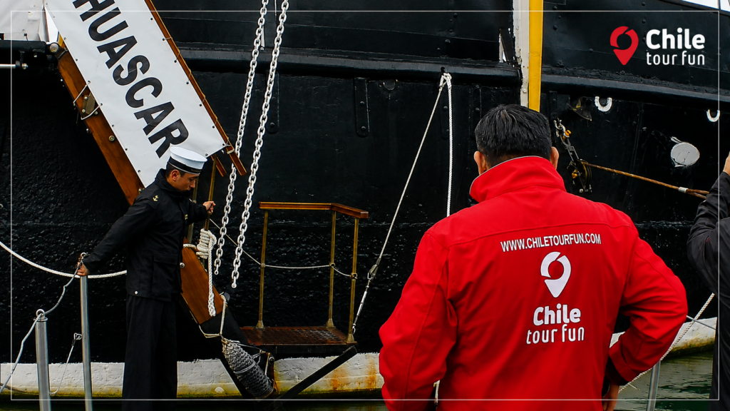 Visitantes abordando el Monitor Huáscar en Talcahuano, Chile, al inicio del recorrido histórico guiado por ChileTourfun.