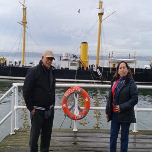 Turistas frente al Monitor Huáscar durante un tour privado desde Santiago a Talcahuano.