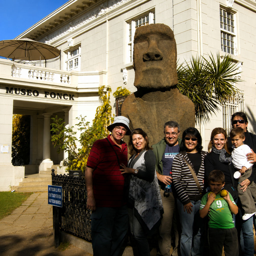 Turistas junto al Moái original del Museo Fonck en Viña del Mar durante el Tour Valparaíso y Viña del Mar desde Santiago.