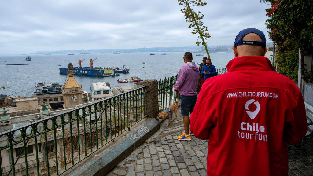 Vista panorámica del puerto de Valparaíso desde el Paseo Yugoslavo durante un tour privado desde Santiago.