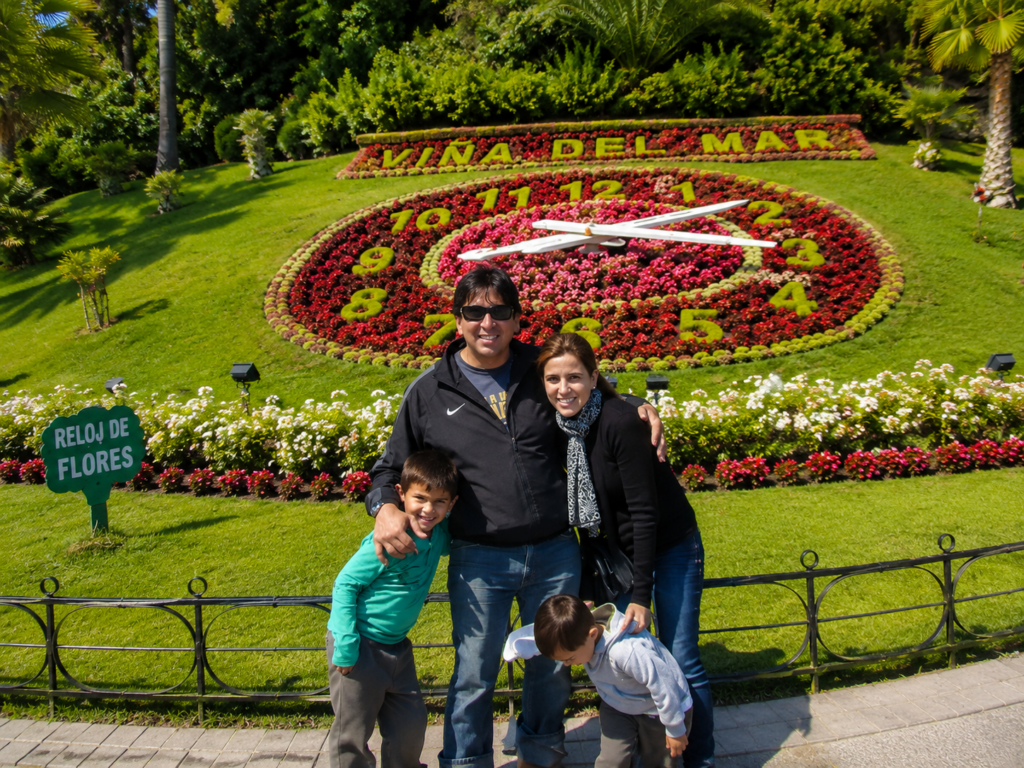 Turistas disfrutando del Reloj de Flores de Viña del Mar durante un tour privado desde Santiago, uno de los lugares más emblemáticos de la Ciudad Jardín.