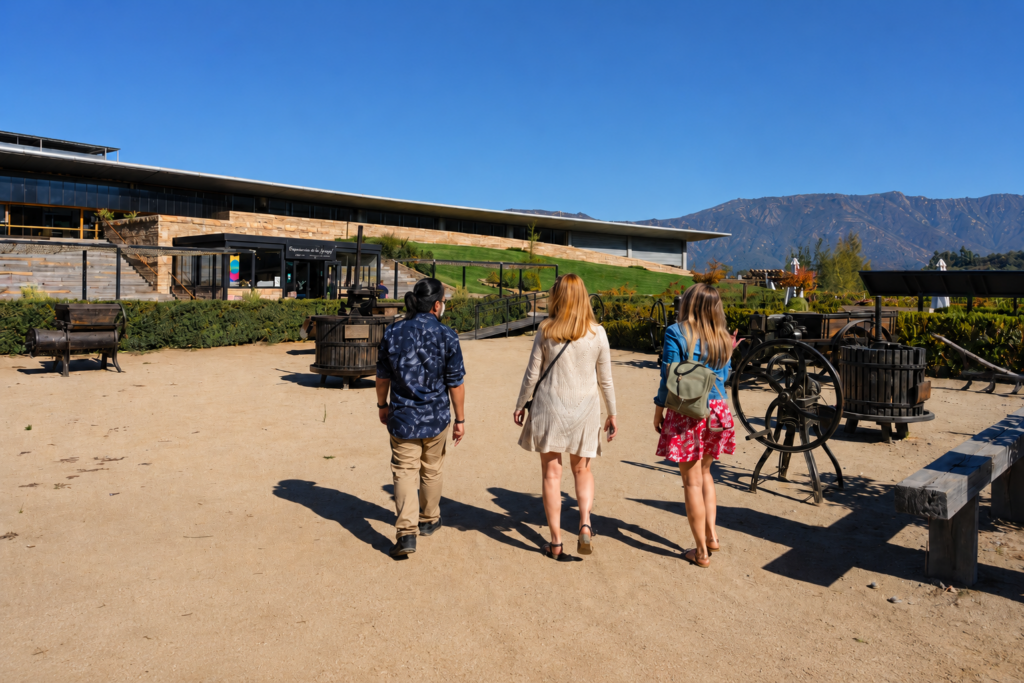 Visitantes llegando a Viña Montes en el Valle de Colchagua para realizar la experiencia Doble Ícono, uno de los tours de vinos Premium más exclusivos de Chile.