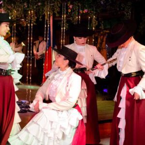 Bailarines del Cena Show Bali Hai en Santiago durante un espectáculo de música y danza folclórica chilena.