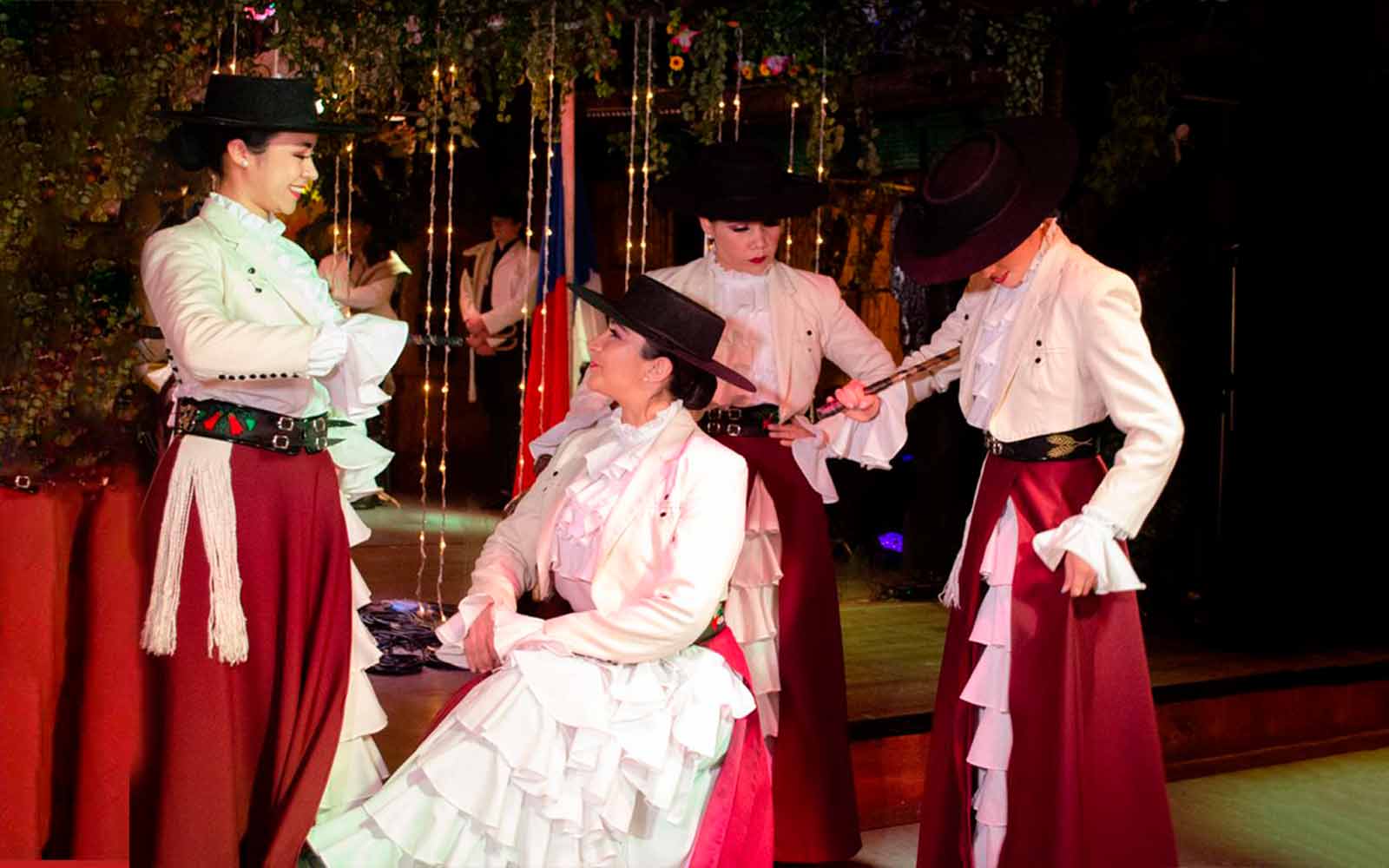 Bailarines del Cena Show Bali Hai en Santiago durante un espectáculo de música y danza folclórica chilena.